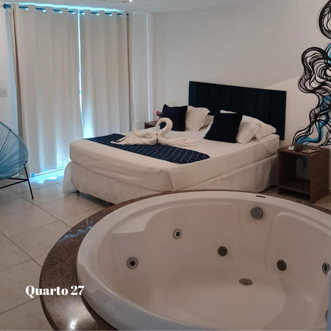 King Suite Hot Tub,1580176003:JPEG